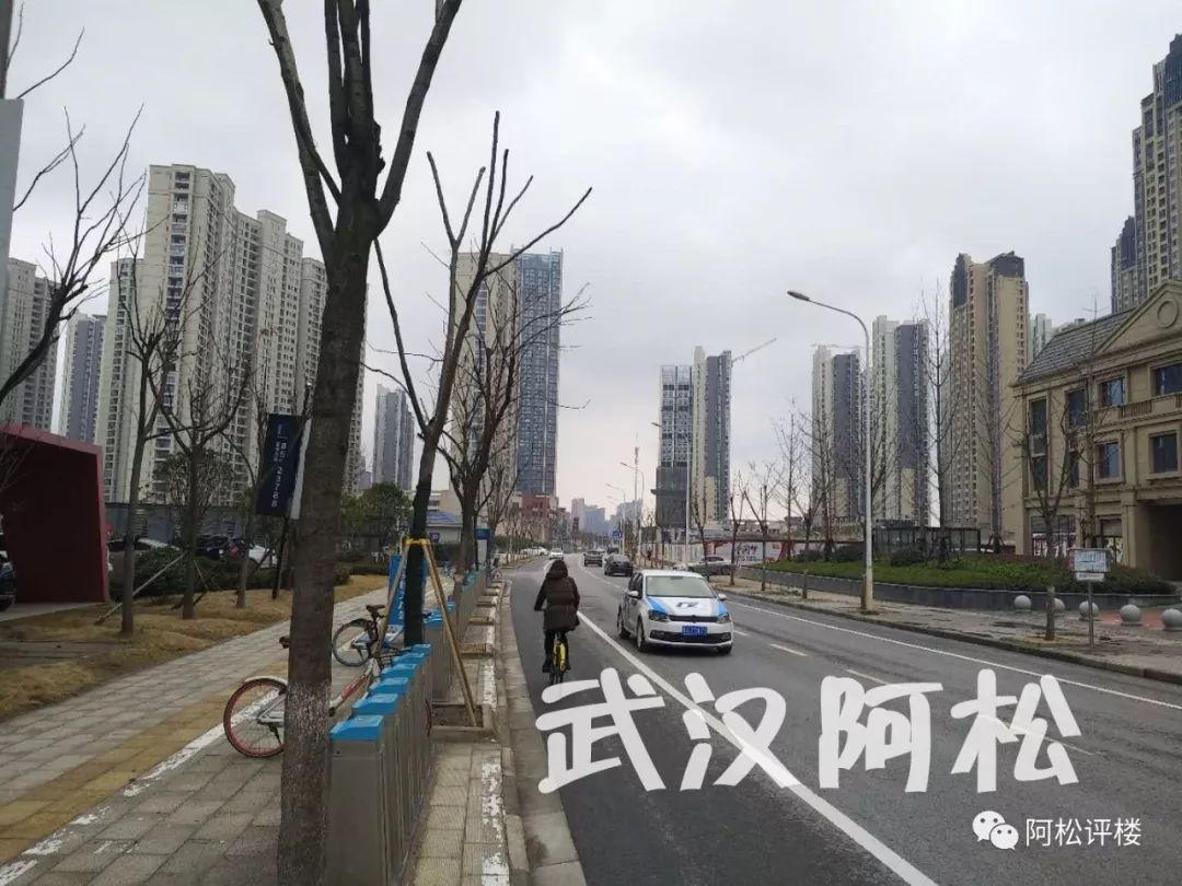 周边塔子湖地铁站方向实景图