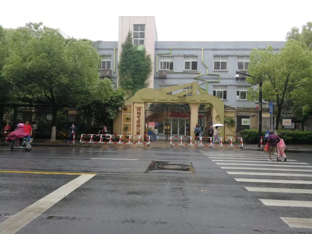 以地块为核心点,1公里范围内的学校有杭州市长阳小学,莫干山路小学