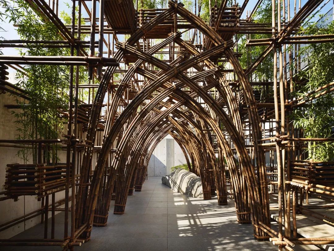 拱门:十一个拱门插入网格,营造出一个开放的空间,可以在展馆中漫步.