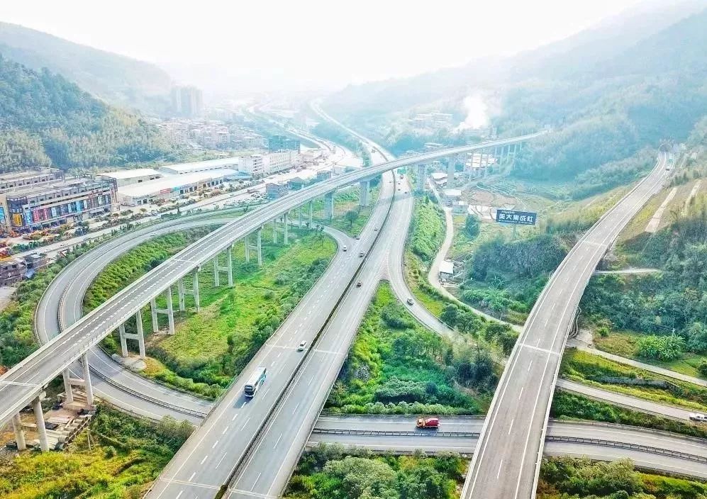 走右道可转至莆永高速,前往龙岩南,永定,梅州和漳平,莆田方向.