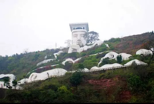 酆都鬼城天堂山上的现代"玉皇大帝"写意雕像,经过外部装饰后,很快就会